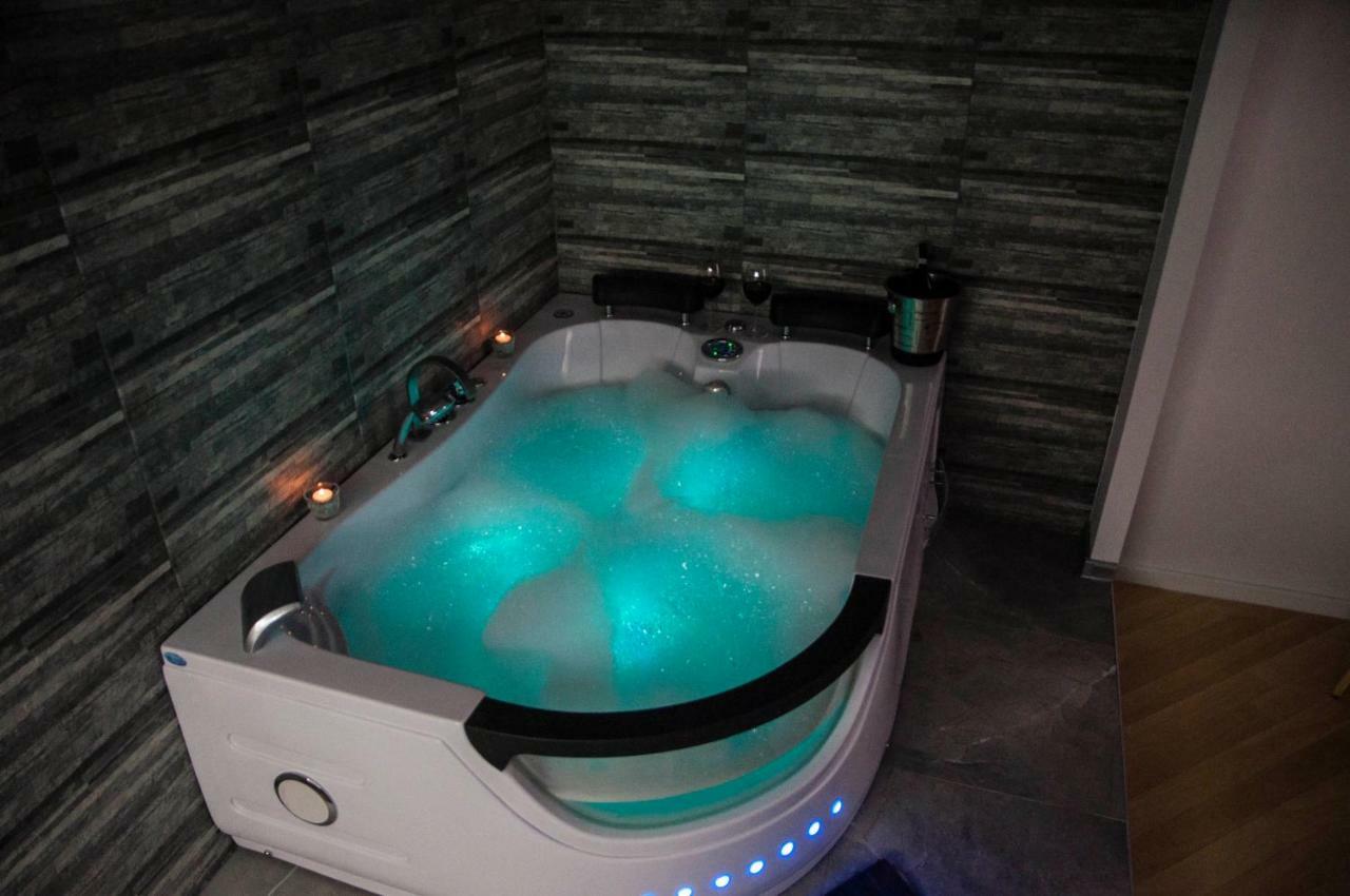 Cracow Jacuzzi Apartments - Silver Room Krakkó Kültér fotó